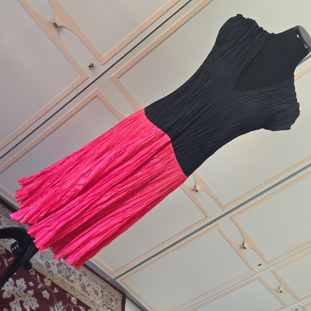 RAY HARRISS of LONDON Plisse' Dress in Black & Fuchsia~ Rare Find~ Crinkled Silk